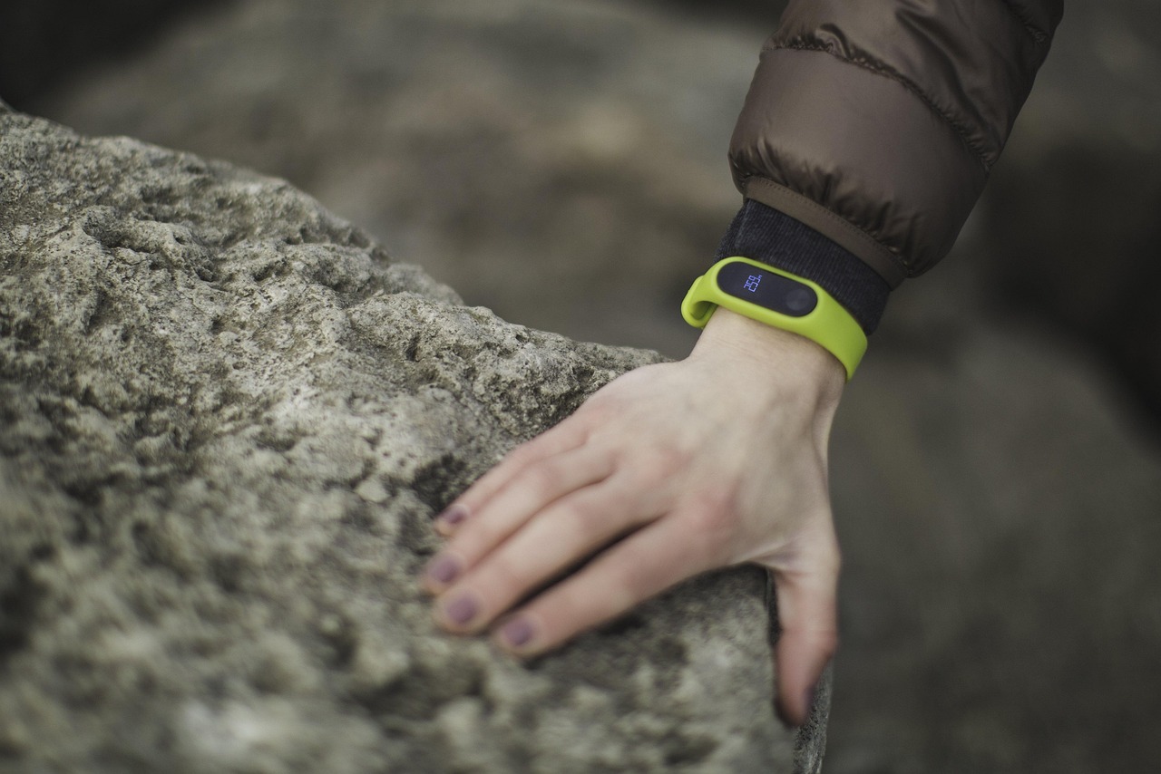 entdecken sie die neuesten fitness-tracker, die ihnen helfen, ihre gesundheitsziele zu erreichen. überwachen sie ihre aktivitäten, herzfrequenz und schlafqualität für ein aktiveres leben.