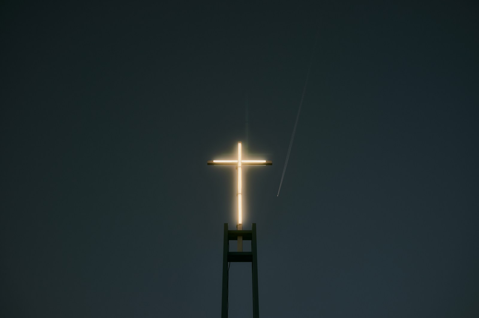 white light bulb turned on during nighttime